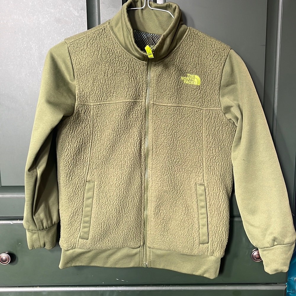 North face reversible jacket with pockets on both sides boys large